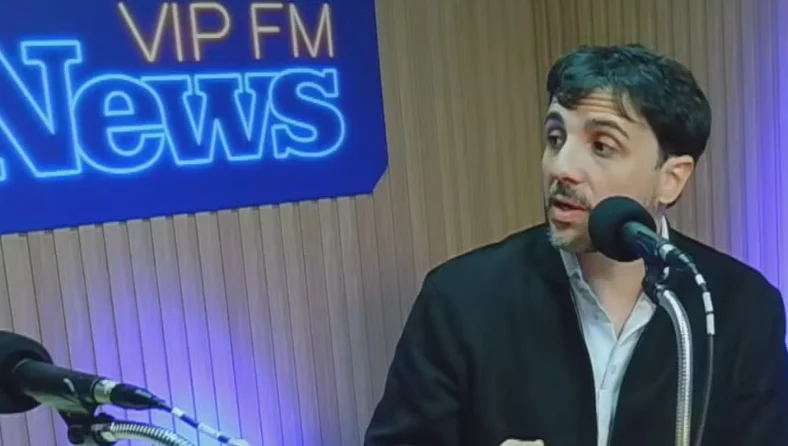 Renan Santos eleva tom contra Flávio Bolsonaro “Criminoso”