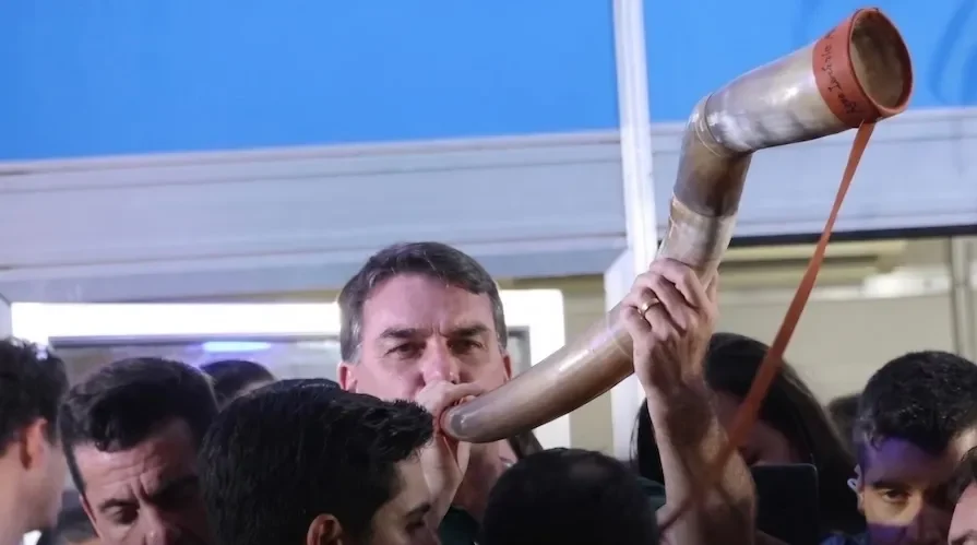 Flávio Bolsonaro nega prestação a Vorcaro e omite notas fiscais
