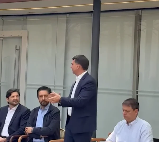 Flávio Bolsonaro questiona voto feminino, associa esquerda às drogas e ignora investimentos federais em São Paulo