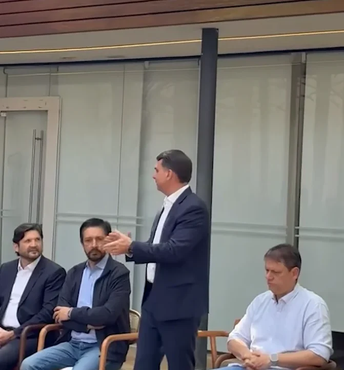 Flávio Bolsonaro questiona voto feminino, associa esquerda às drogas e ignora investimentos federais em São Paulo