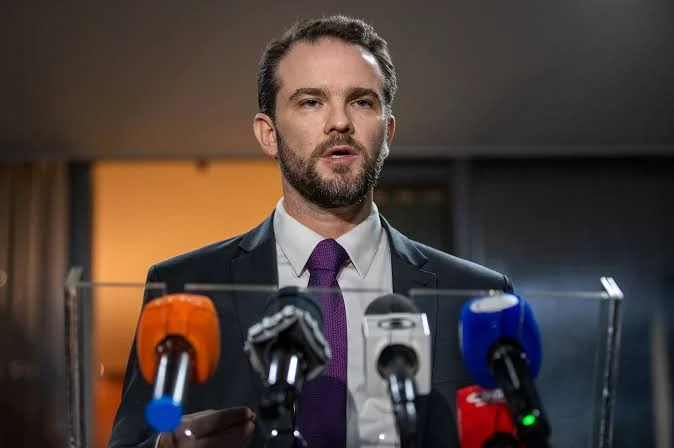 Governo vai prorrogar Novo Desenrola, anuncia Dario Durigan