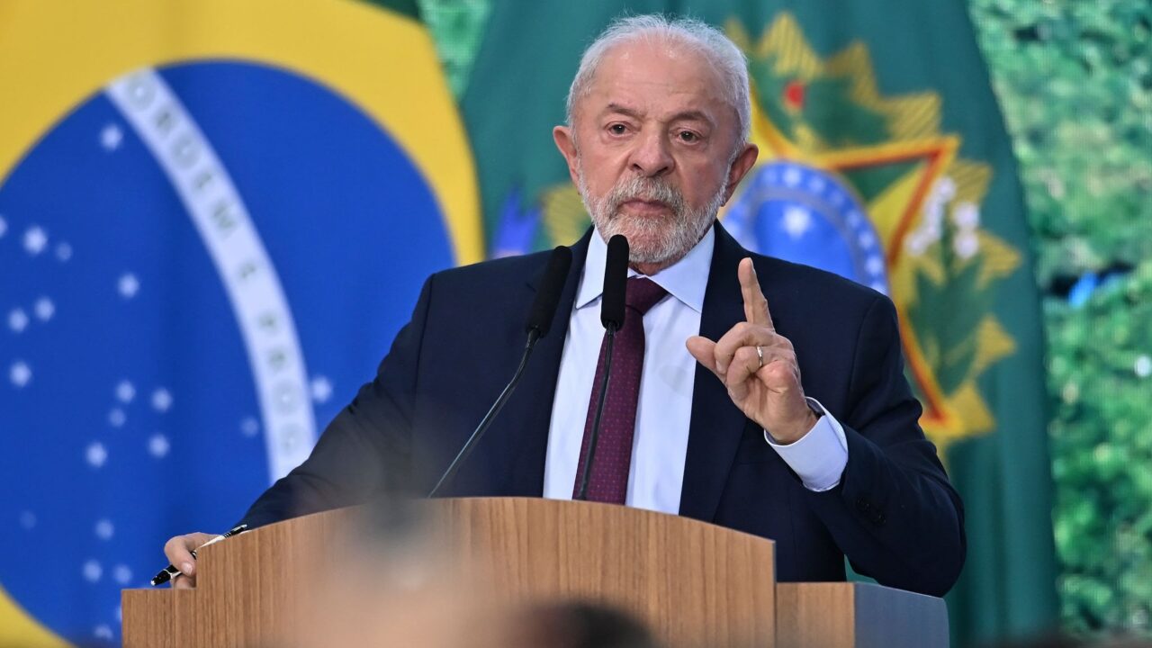 Lula reage ao tarifaço dos EUA e diz que Brasil não aceitará imposições