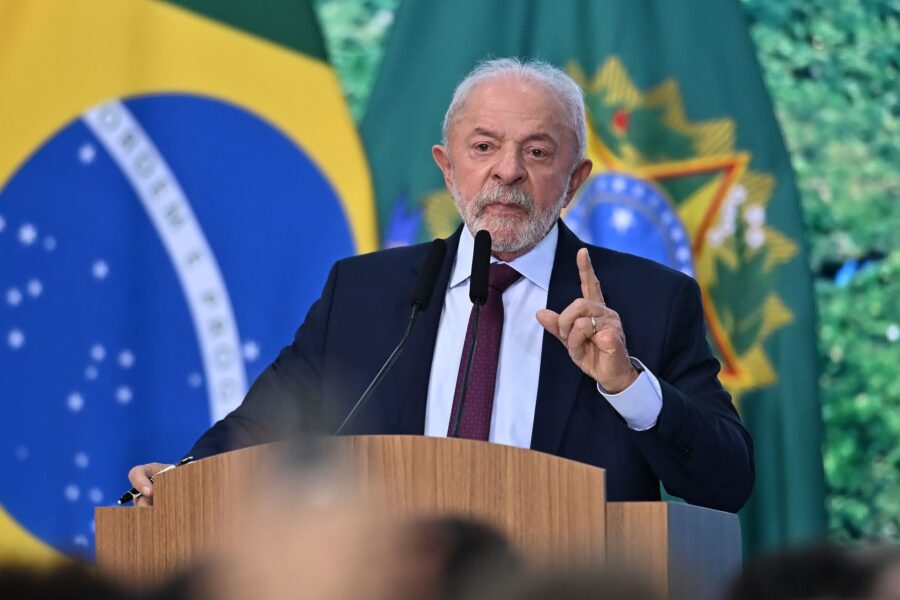 Lula reage ao tarifaço dos EUA e diz que Brasil não aceitará imposições