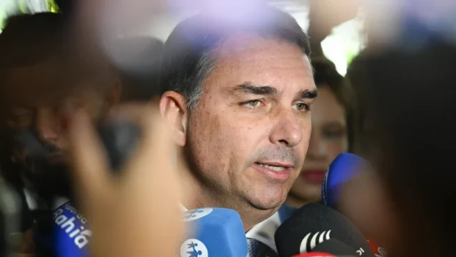 Flávio Bolsonaro a um passo de perder a eleição no 1º turno