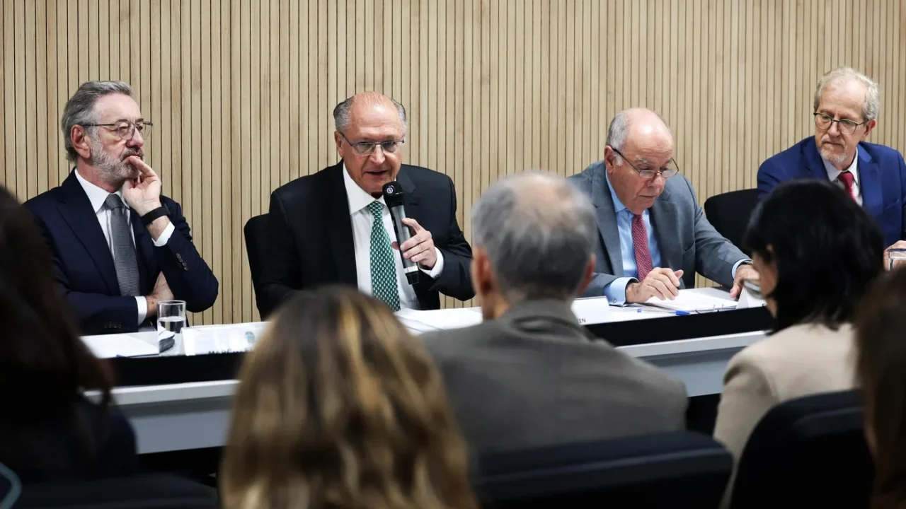 Governo anuncia pacote para proteger empresas brasileiras do tarifaço de Trump