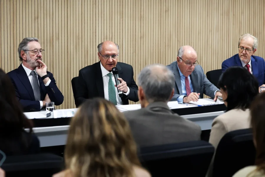 Governo anuncia pacote para proteger empresas brasileiras do tarifaço de Trump
