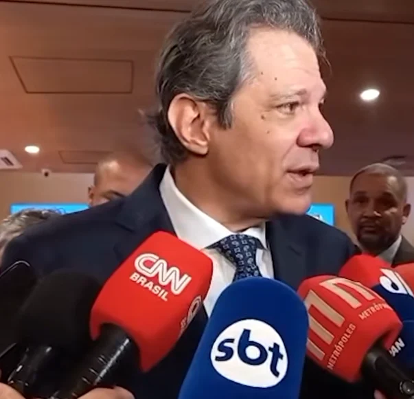 Carro de Haddad é abordado e seguido por viatura da PM; candidato pede explicações