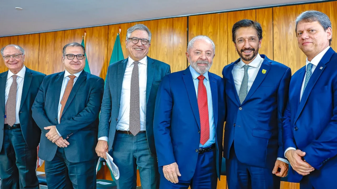 Tarcísio diz que Lula não ajuda SP, mas série de Fotos mostra governador recebendo bilhões