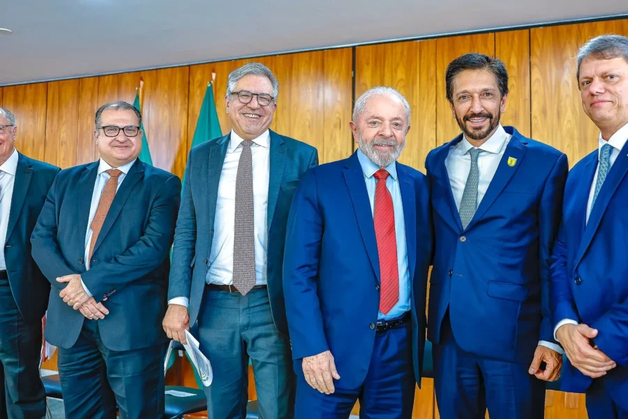 Tarcísio diz que Lula não ajuda SP, mas série de Fotos mostra governador recebendo bilhões