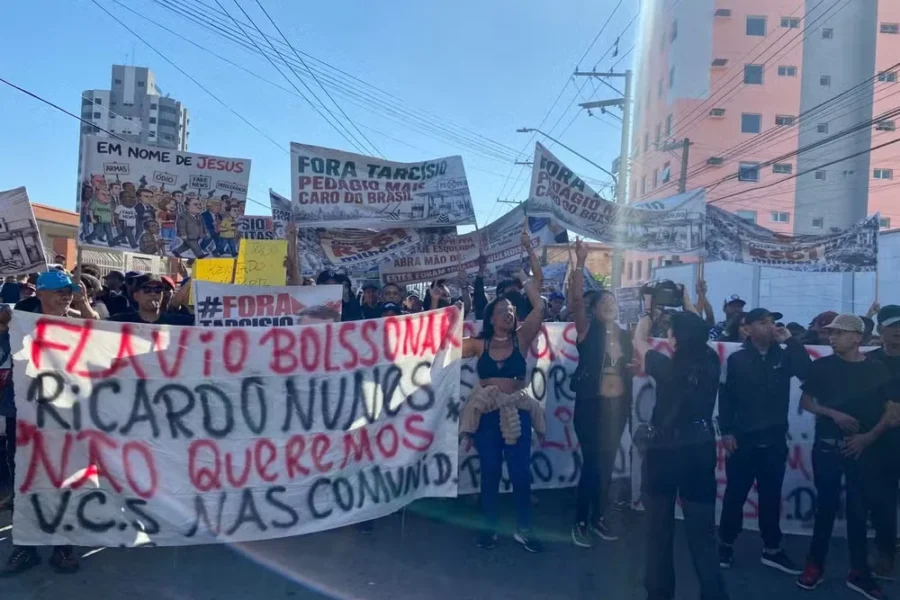 REALIDADE: Tarcísio, Flávio e Nunes vão às ruas e recebem coro de rejeição: “Fora, Fora, Some!”