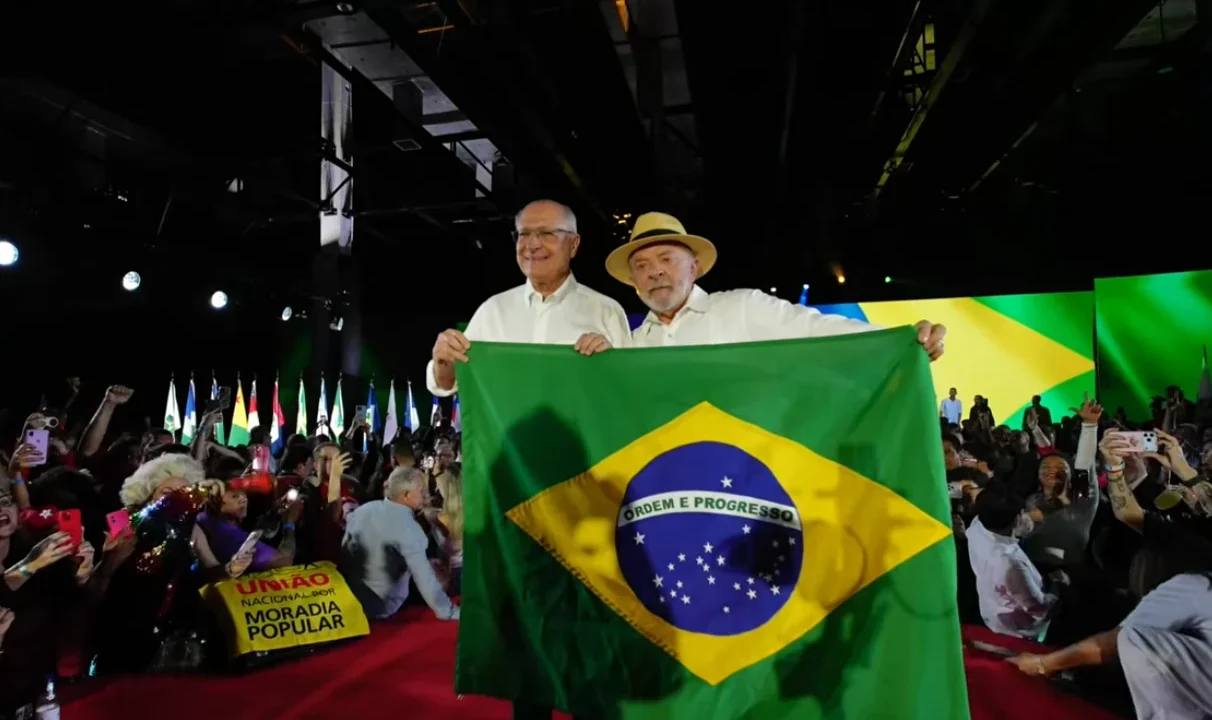 PT oficializa Lula e presidente promete campanha voltada ao crescimento, democracia e combate às desigualdades