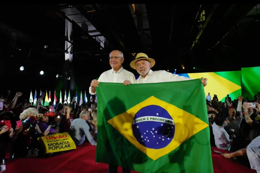 PT oficializa Lula e presidente promete campanha voltada ao crescimento, democracia e combate às desigualdades
