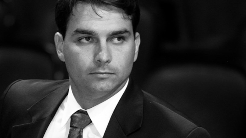 Flávio Bolsonaro que fala em segurança pública é o mesmo de condecorou criminosos