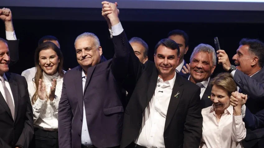 Flávio Bolsonaro escolhe como vice Alfredo Gaspar, investigado por suspeita de estupro de vulnerável