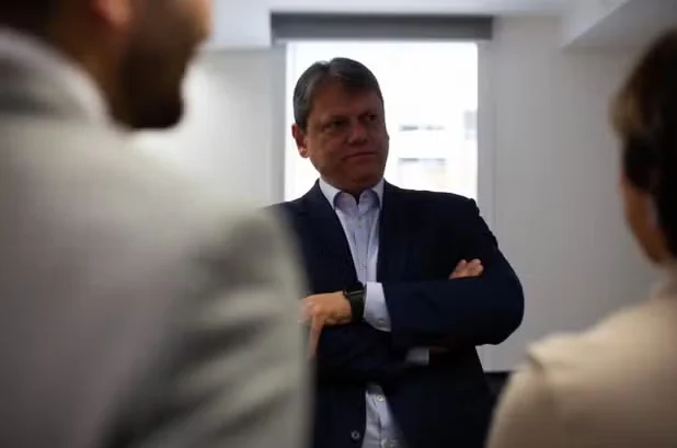 TARCÍSIO, DONO DA SMART FIT E VALDECIR: a conexão que passa por investigação, Receita e dinheiro de campanha