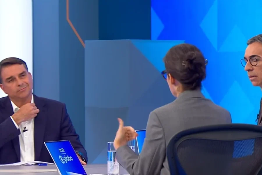 SABATINA JORNAL NACIONAL: Flávio Bolsonaro se enrola, mente e não explica R$ 134 milhões, Vorcaro e tarifaço