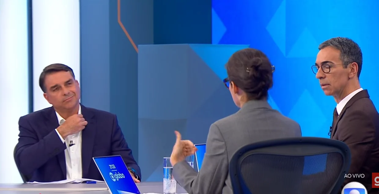SABATINA JORNAL NACIONAL: Flávio Bolsonaro se enrola, mente e não explica R$ 134 milhões, Vorcaro e tarifaço