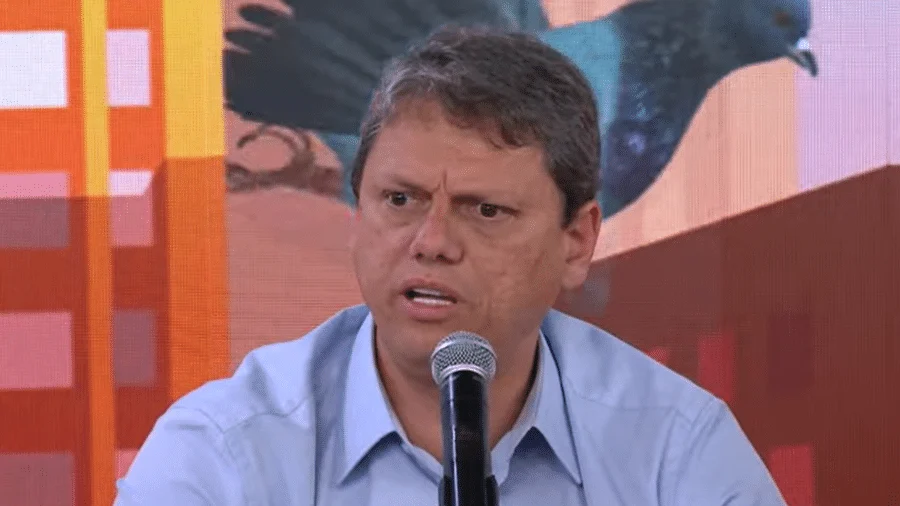 Tarcísio mente de novo e atribui explosão de reclamações da Sabesp a hidrômetros