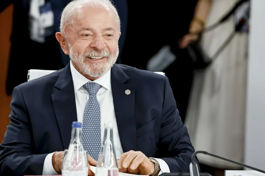 DATAFOLHA: Lula aparece à frente de Flávio Bolsonaro nos dois turnos