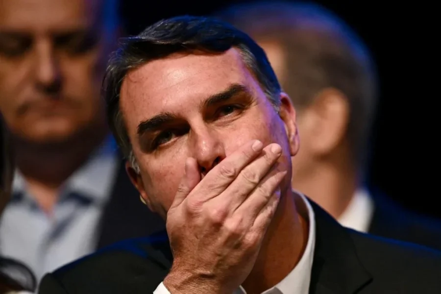 EXCLUSIVO: Flávio Bolsonaro se antecipa a possível operação da PF, diz fonte da campanha