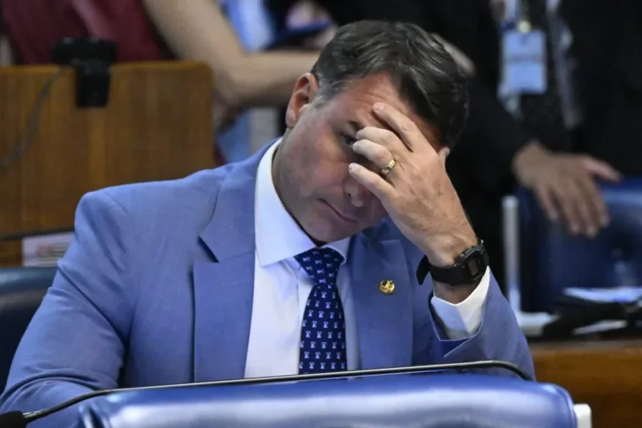 O MEDO DE FLÁVIO BOLSONARO: CANDIDATO FOGE E DEIXA OS ELEITORES SEM RESPOSTAS
