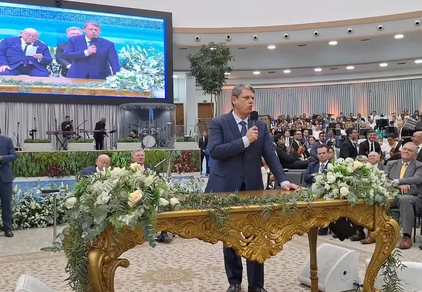 Tarcísio é multado pela Justiça Eleitoral por fazer propaganda em culto evangélico