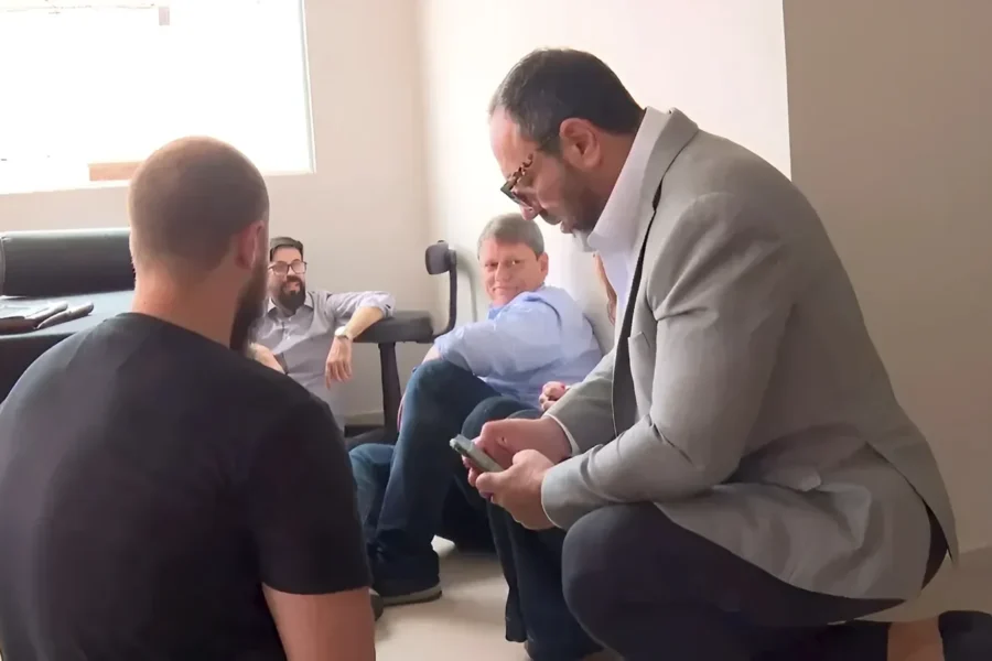 TARCÍSIO É BARRADO NAS COMUNIDADES PARAISÓPOLIS E HELIÓPOLIS EM SP