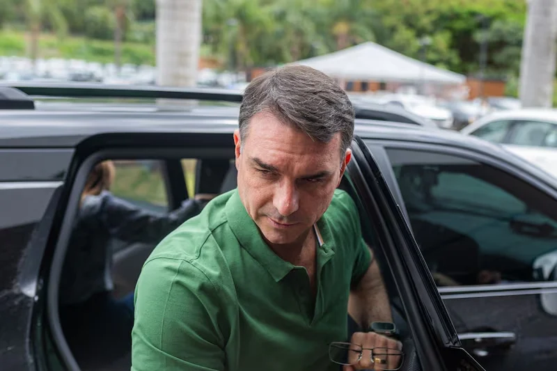 NÃO É FALTA DE AVISO! SE FLÁVIO BOLSONARO GANHAR A SUA VIDA MUDARÁ E PRA PIOR