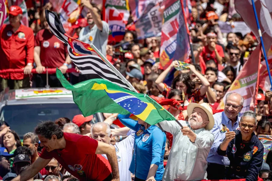 UM MAR VERMELHO: EM ÚLTIMO ATO, MULTIDÃO ACOMPANHA LULA, HADDAD, TEBET E MARINA