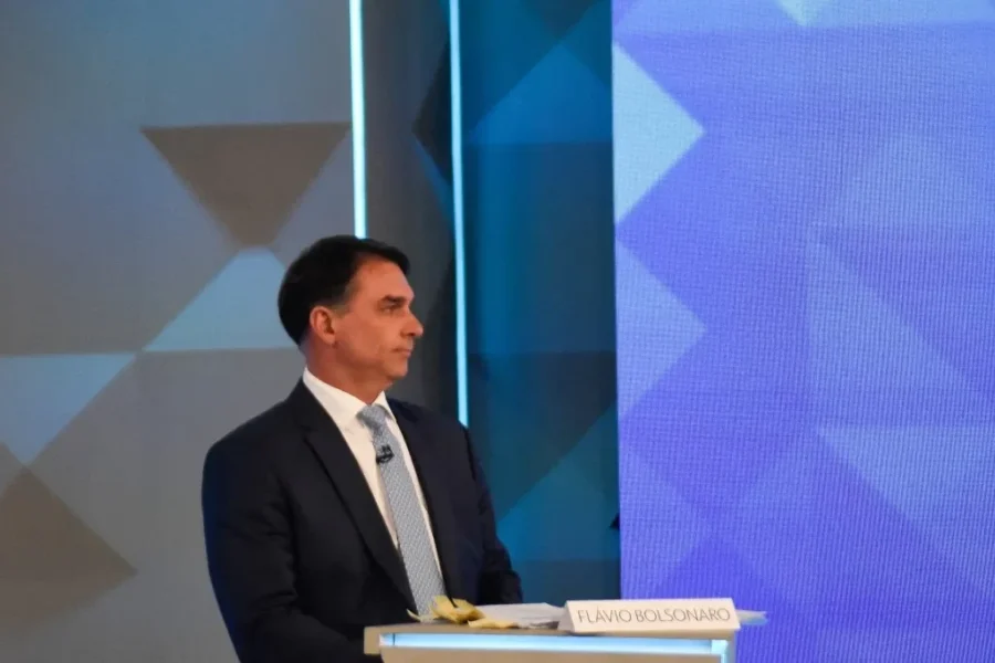 DEBATE GLOBO: FLÁVIO BOLSONARO É DESMENTIDO POR TODA A IMPRENSA DO PAÍS