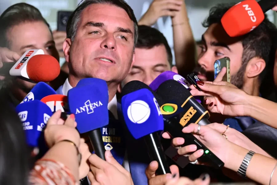 FLÁVIO BOLSONARO ARREGA, VOLTA ATRÁS E NÃO ABRE OS SIGILOS TELEFÔNICO E BANCÁRIO