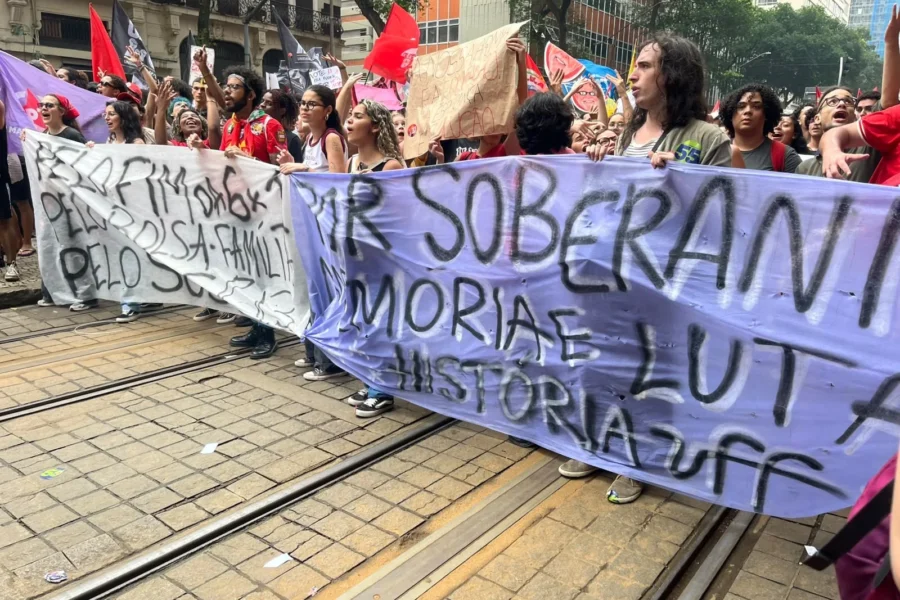 MILHARES DE ESTUDANTES TOMAM O RIO DE JANEIRO CONTRA FLÁVIO BOLSONARO