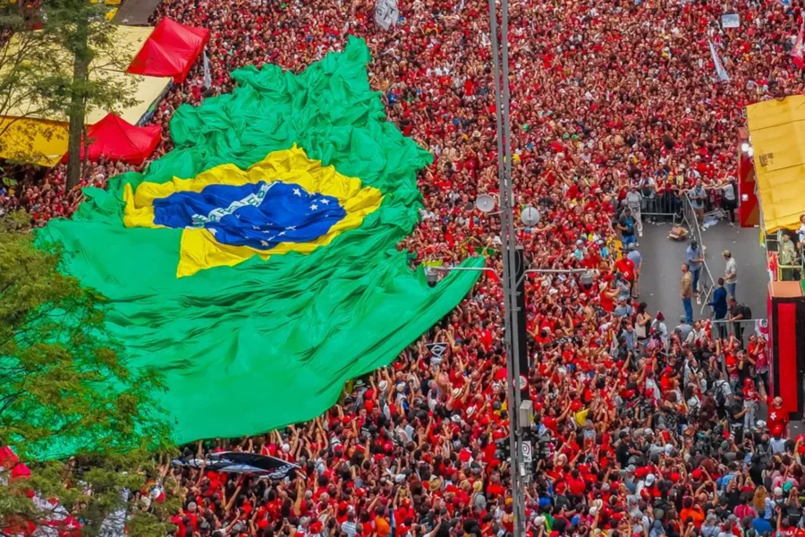 A GRANDE ONDA: LULA LEVA MULTIDÃO EM QUASE TODAS AS CAPITAIS NO ÚLTIMO ATO