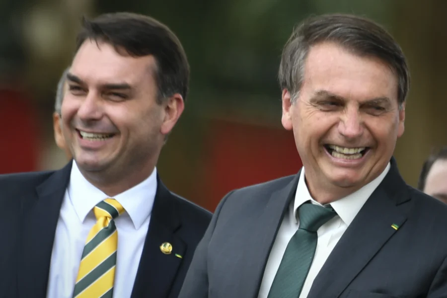 BOMBA DA PIAUÍ: ENQUANTO MILHARES MORRIAM, FLÁVIO BOLSONARO FICAVA NA ORGIA