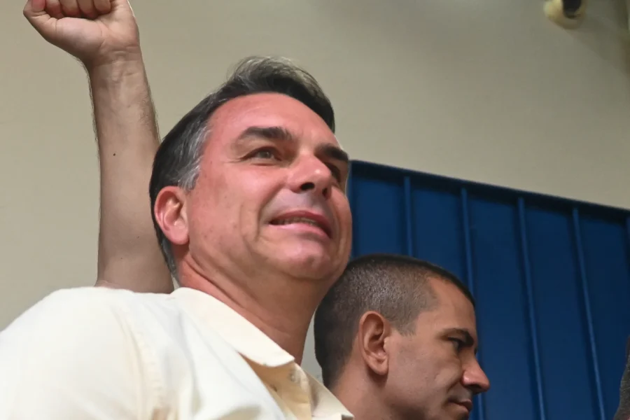 DE NOVO “não foi bem assim”; FLÁVIO BOLSONARO CHAMA A IMPRENSA PRA SE EXPLICAR