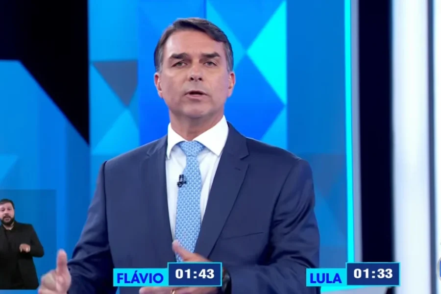 FLÁVIO BOLSONARO MENTE EM QUASE TODO O DEBATE; VEJA AS CINCO PRINCIPAIS MENTIRAS