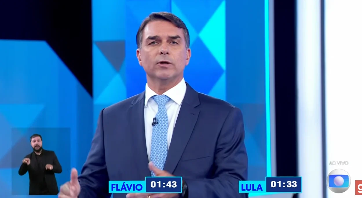 FLÁVIO BOLSONARO MENTE EM QUASE TODO O DEBATE; VEJA AS CINCO PRINCIPAIS MENTIRAS