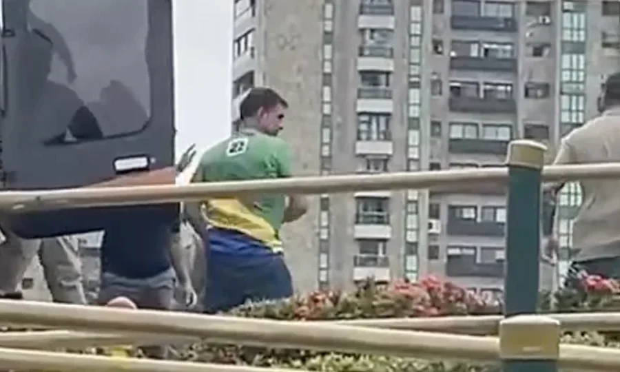 FLÁVIO BOLSONARO USA HELICÓPTERO LIGADO AO “FARAÓ DOS BITCOINS” NO SÁBADO