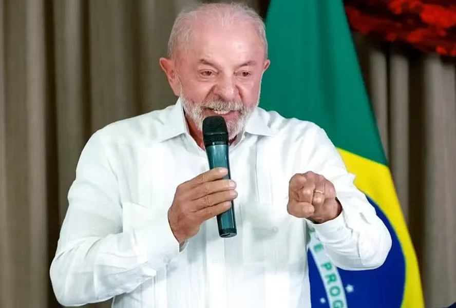 Lula desafia Flávio e PL sobre fim da escala 6×1: “A máscara vai começar a cair”