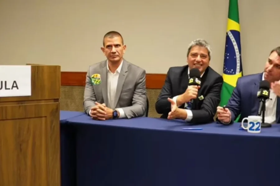 Flávio Bolsonaro usa torturador Ustra como hashtag em live para criticar Lula