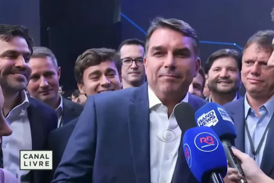 FLÁVIO FOGE DAS PERGUNTAS DE LULA, LEVA TURMA DA BADERNA E TUMULTUA DEBATE NA BAND